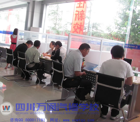 正在填寫(xiě)報(bào)名材料的家長(zhǎng)和孩子