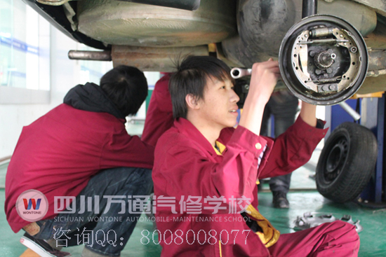 成都萬通汽修學(xué)校李雙波同學(xué)在做實訓(xùn)