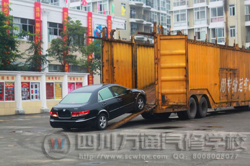 實(shí)訓(xùn)車(chē)輛駛?cè)氤啥既f(wàn)通