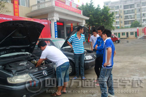 同學(xué)們迫不及待的研究起新到實(shí)訓(xùn)車(chē)