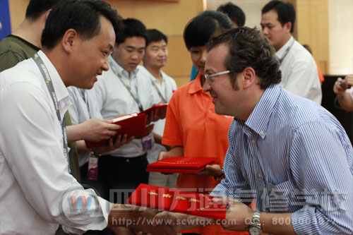 斯潘內(nèi)錫中國區(qū)負(fù)責(zé)人阿迪先生為萬通選手頒獎(jiǎng)