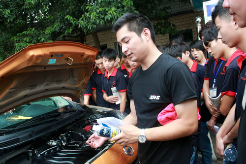 曾店長(zhǎng)為同學(xué)們講解車展實(shí)習(xí)細(xì)則
