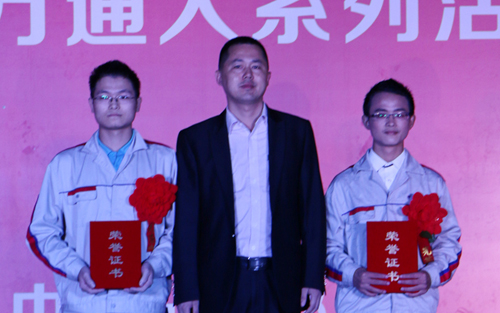 校領(lǐng)導(dǎo)為第四屆全國(guó)職業(yè)規(guī)劃演講大賽總決賽獲獎(jiǎng)選手頒獎(jiǎng)