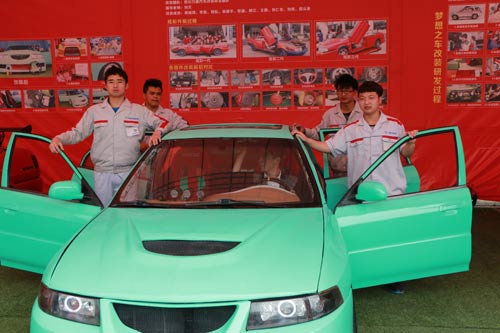 招聘會現(xiàn)場的汽車改裝展區(qū)