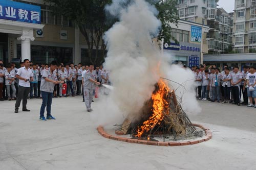 學(xué)生正在現(xiàn)場(chǎng)滅火