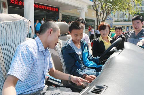 學(xué)長們乘坐改裝車體驗汽修魅力
