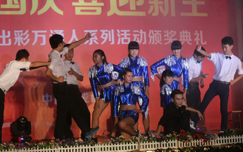 萬通學(xué)生精彩演繹《小蘋果》活力四射