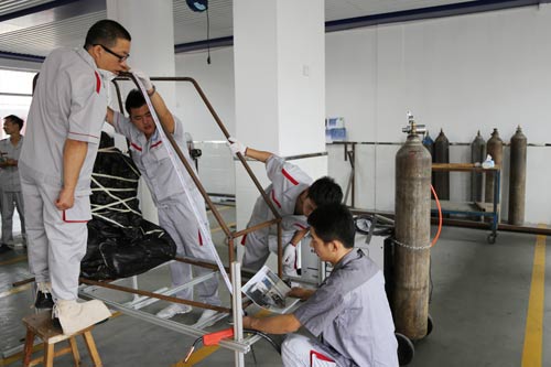 劉文老師正在改裝汽車(chē)