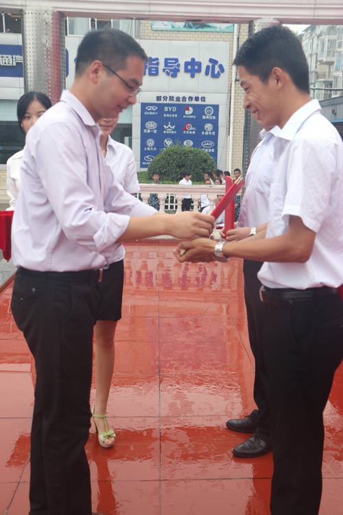 成都萬通胡助理為獲獎老師頒發(fā)獎狀