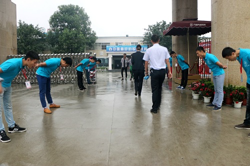 學(xué)生列隊歡迎老師