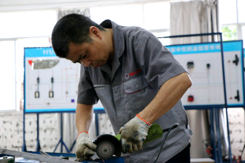 正在努力進(jìn)行臺架制作的萬通老師