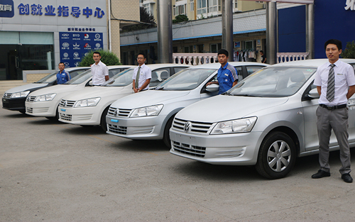 我校新購(gòu)的優(yōu)先批6輛全新大眾實(shí)訓(xùn)車輛