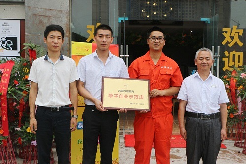 萬通畢業(yè)學子劉昊創(chuàng)辦的甜橙汽車美容服務中心 目前年收入:30萬