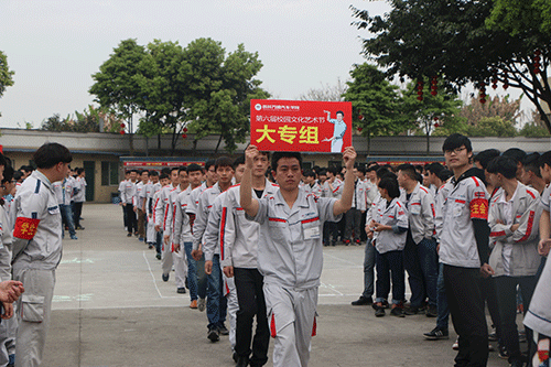 參加本次校園文化藝術(shù)節(jié)各班級(jí)學(xué)生代表入場(chǎng)