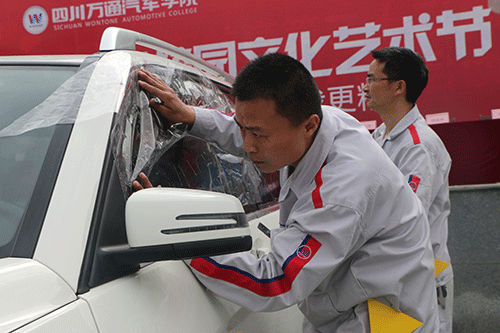 學(xué)生在認(rèn)真的為汽車(chē)貼膜