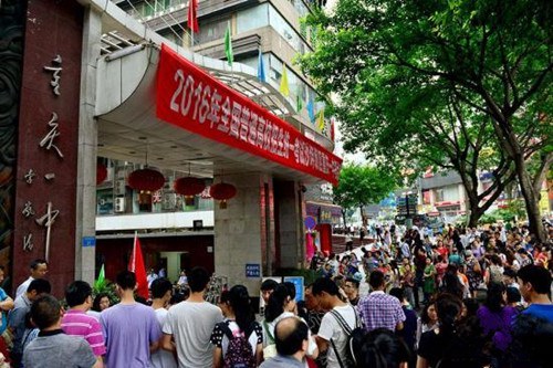 眾多學(xué)子趕赴高考