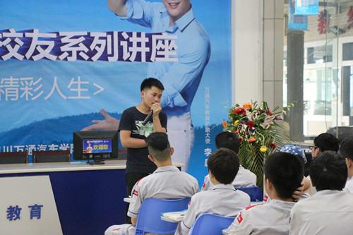 何蛟龍正在為學(xué)生演講
