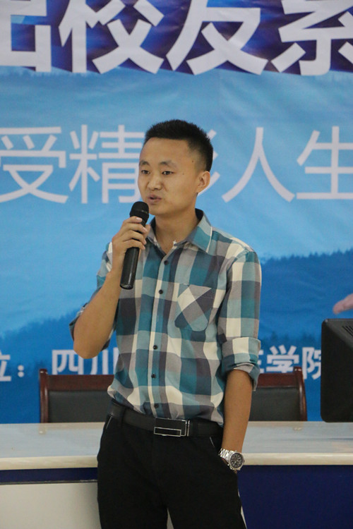 賈衛(wèi)林正在解答學(xué)子提出的問題