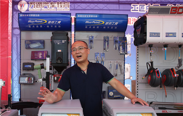 企業(yè)代表王強(qiáng)在企業(yè)展示區(qū)解說產(chǎn)品