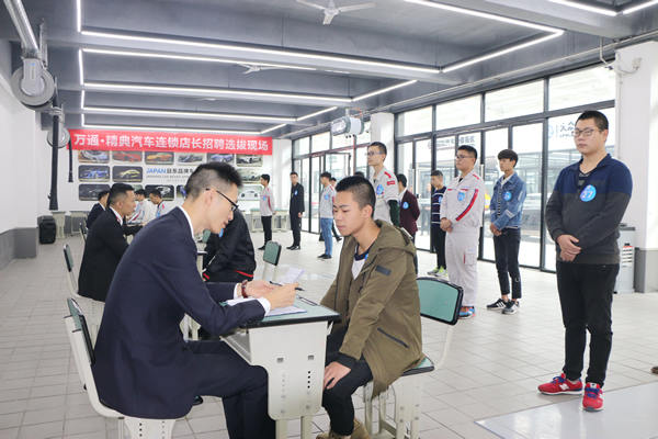 正在進(jìn)行考核的學(xué)員