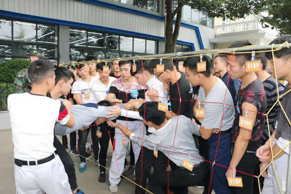 店長(zhǎng)班崗前素質(zhì)拓展現(xiàn)場(chǎng)