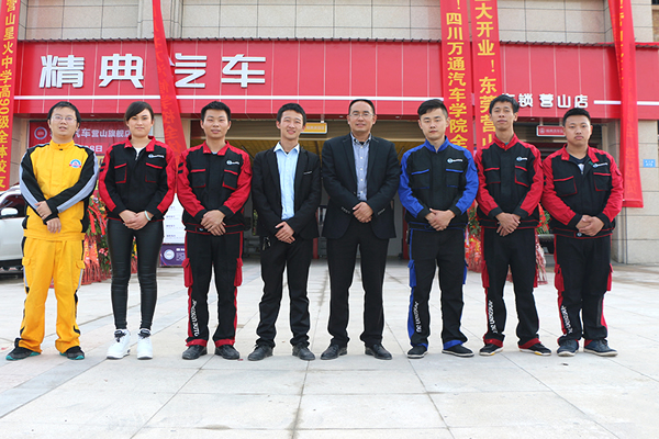 李建康和他的團(tuán)隊(duì)合影