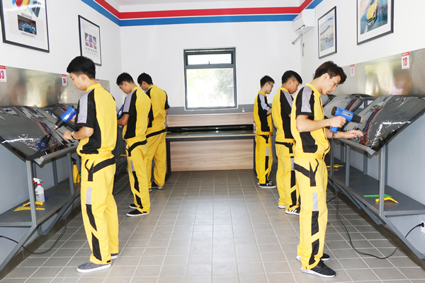 萬通學子汽車保養(yǎng)實訓操作