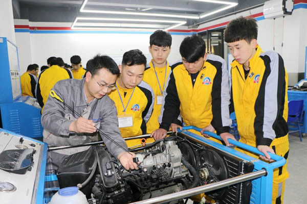 成都萬通師資汽車實訓(xùn)臺架分組教學(xué)