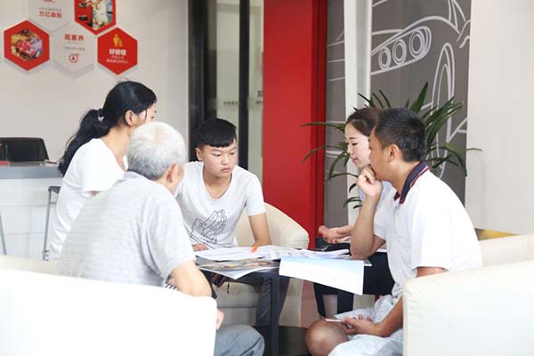 成都萬(wàn)通老師為學(xué)生家長(zhǎng)介紹專業(yè)