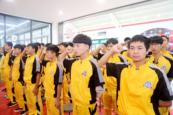 成都萬通18級優(yōu)秀校企定制班學(xué)生宣誓