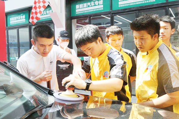 萬通學(xué)子親身體驗汽美新技術(shù)