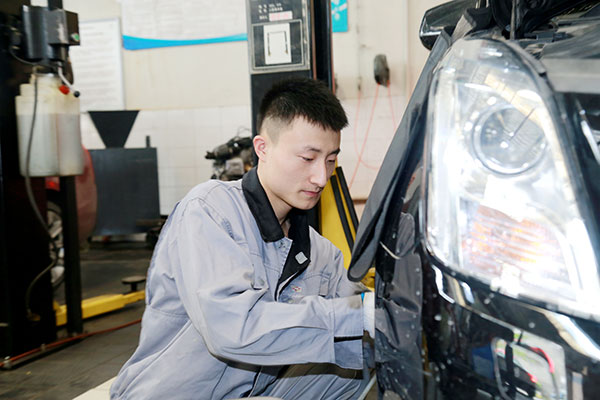 常興宗認真檢測維修車輛