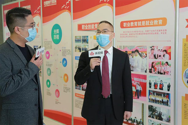中國東方教育集團總裁許紹兵在直播中介紹集團發(fā)展歷程