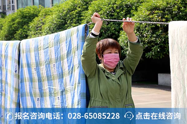 萬(wàn)通宿管阿姨正在晾曬學(xué)生的棉被
